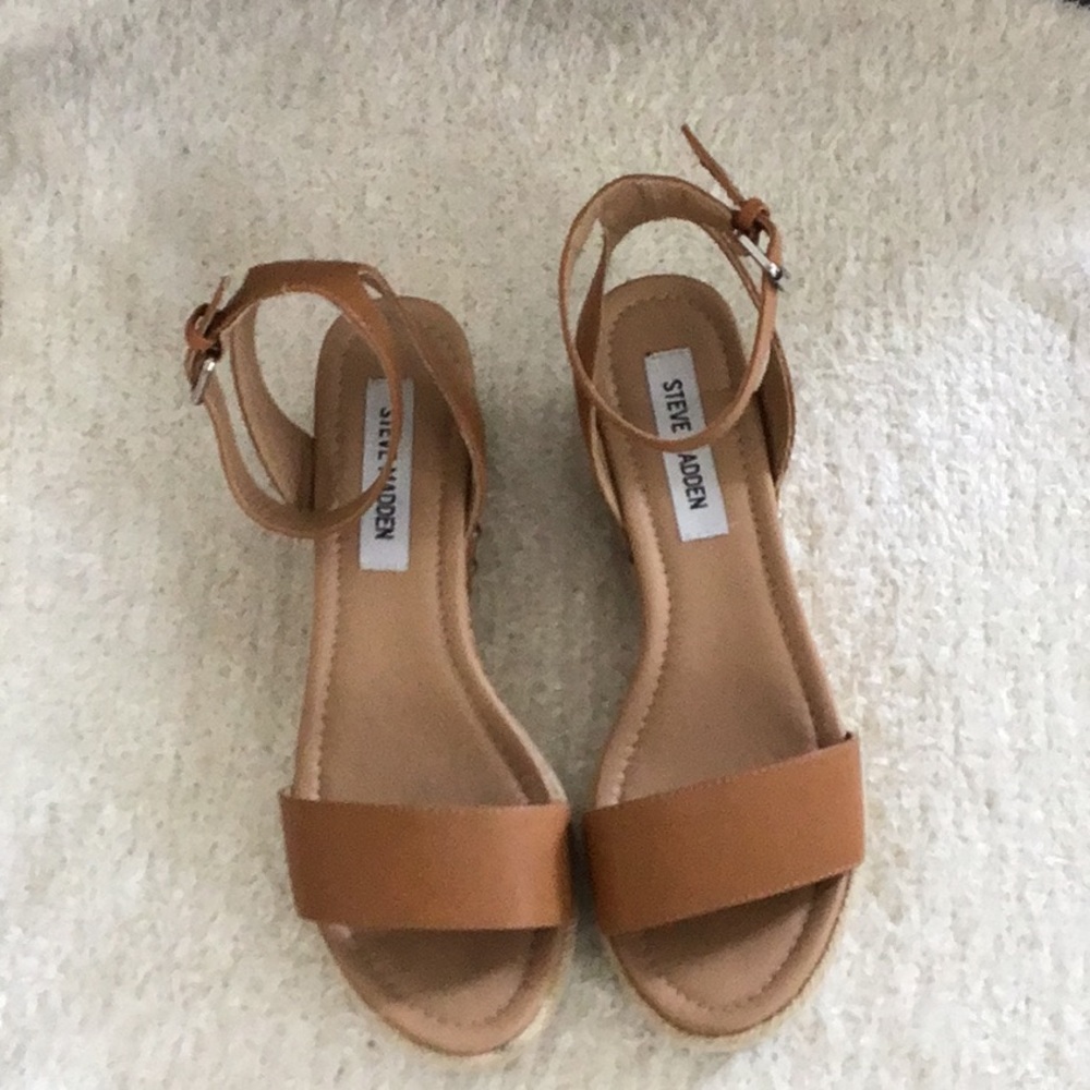 Steve Madden size 8.5 tan wedge sandal.